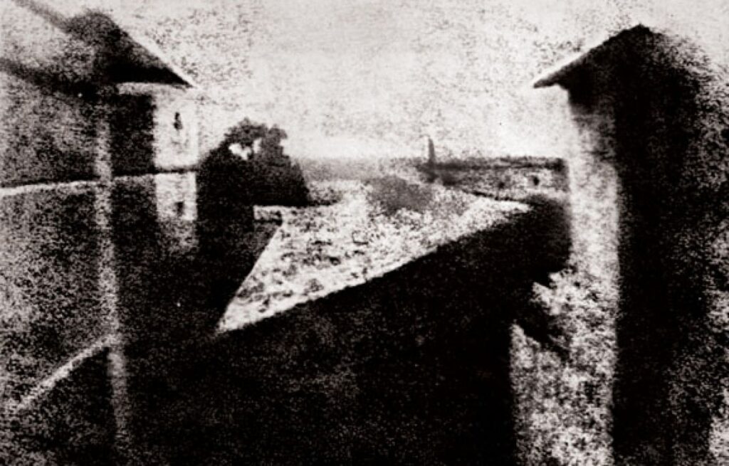 La photo montre une vue prise depuis un étage de la maison de campagne de Nicéphore Niepce à Saint-Loup-de-Varennes, en Bourgogne.